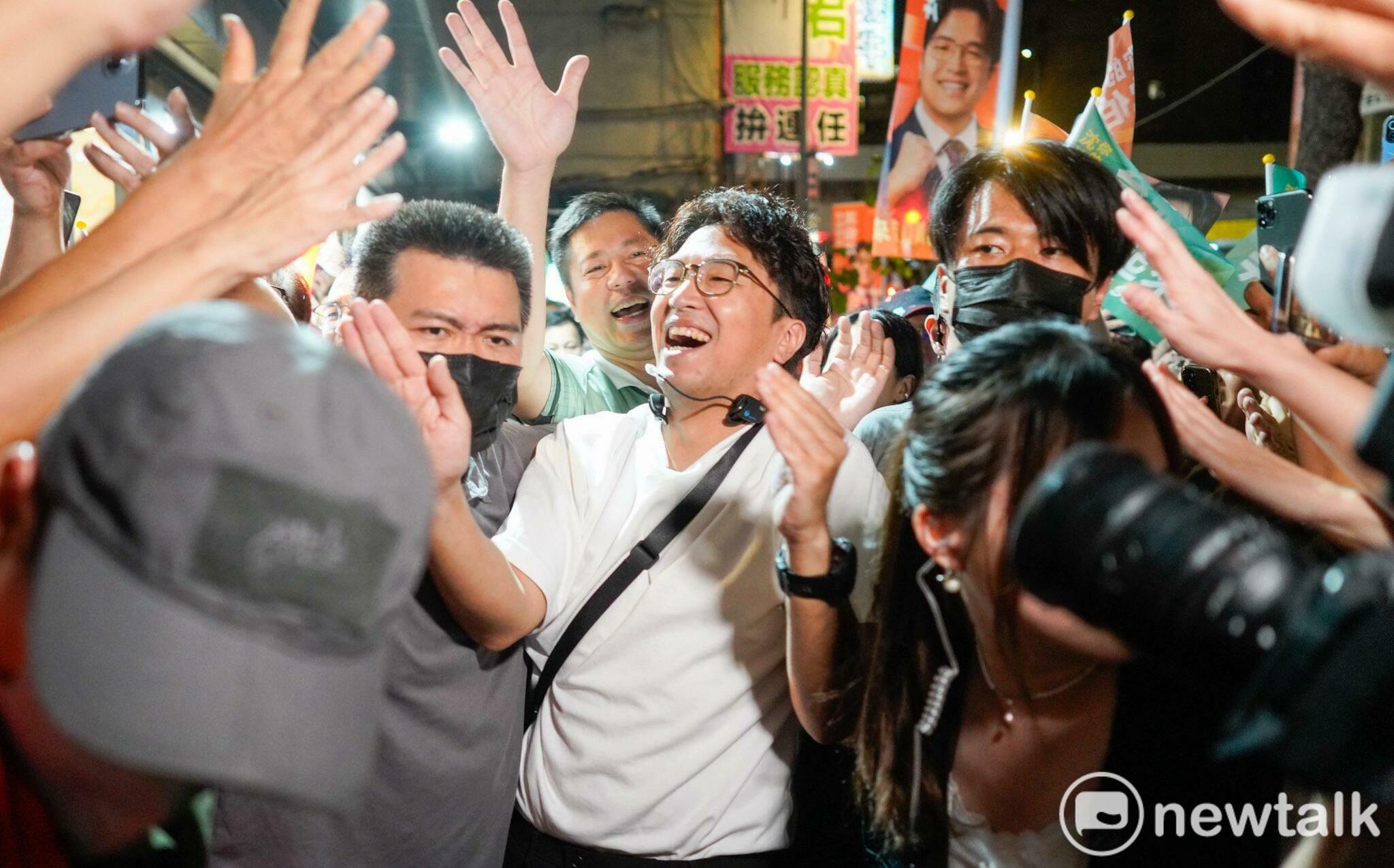 沈伯洋掃街直播變「美食指南」 綠營全新企畫開箱議員選區口袋名單