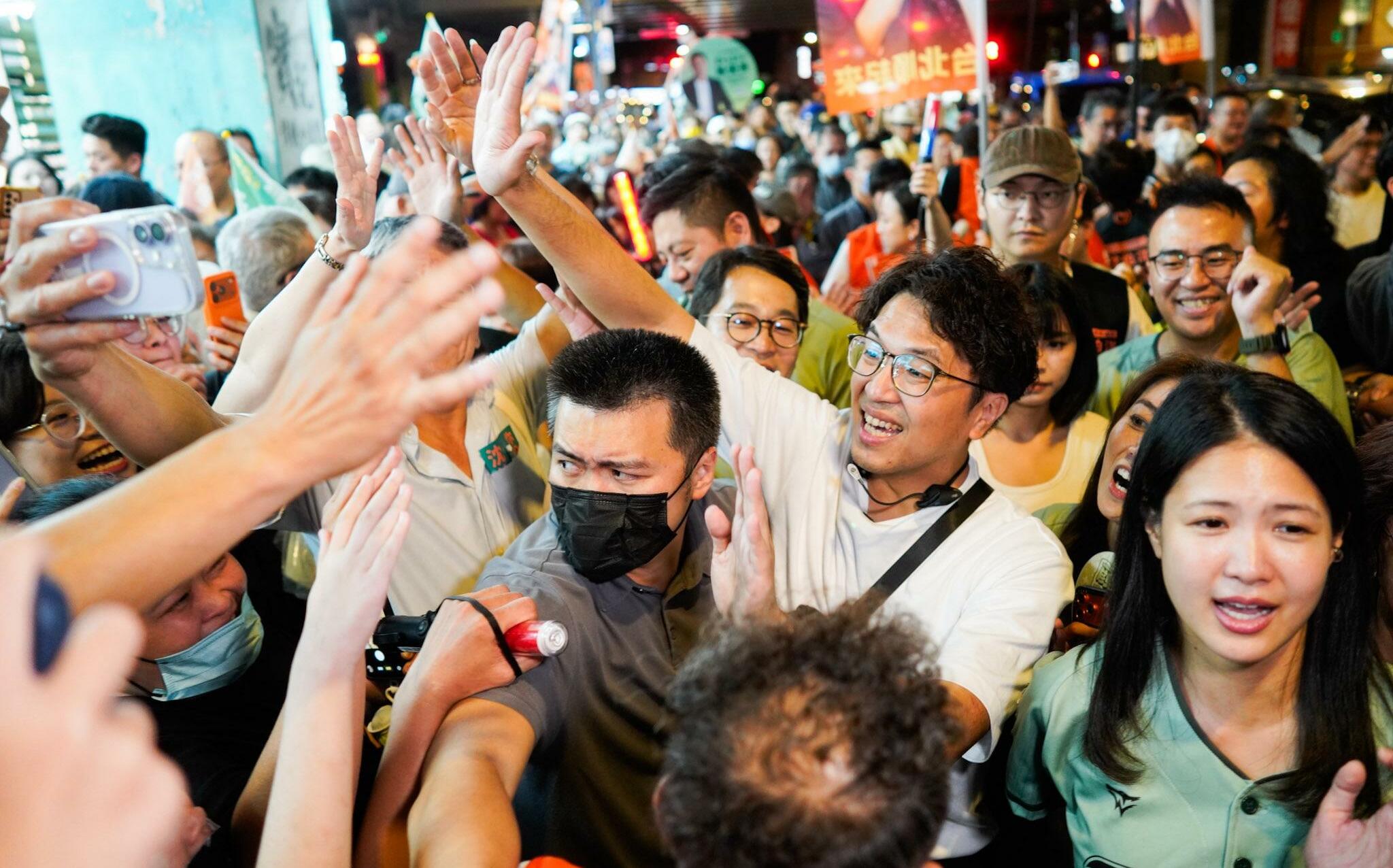 現場直擊》洋流席捲延三夜市!萬頭攢動高喊「台北的市長沈伯洋」