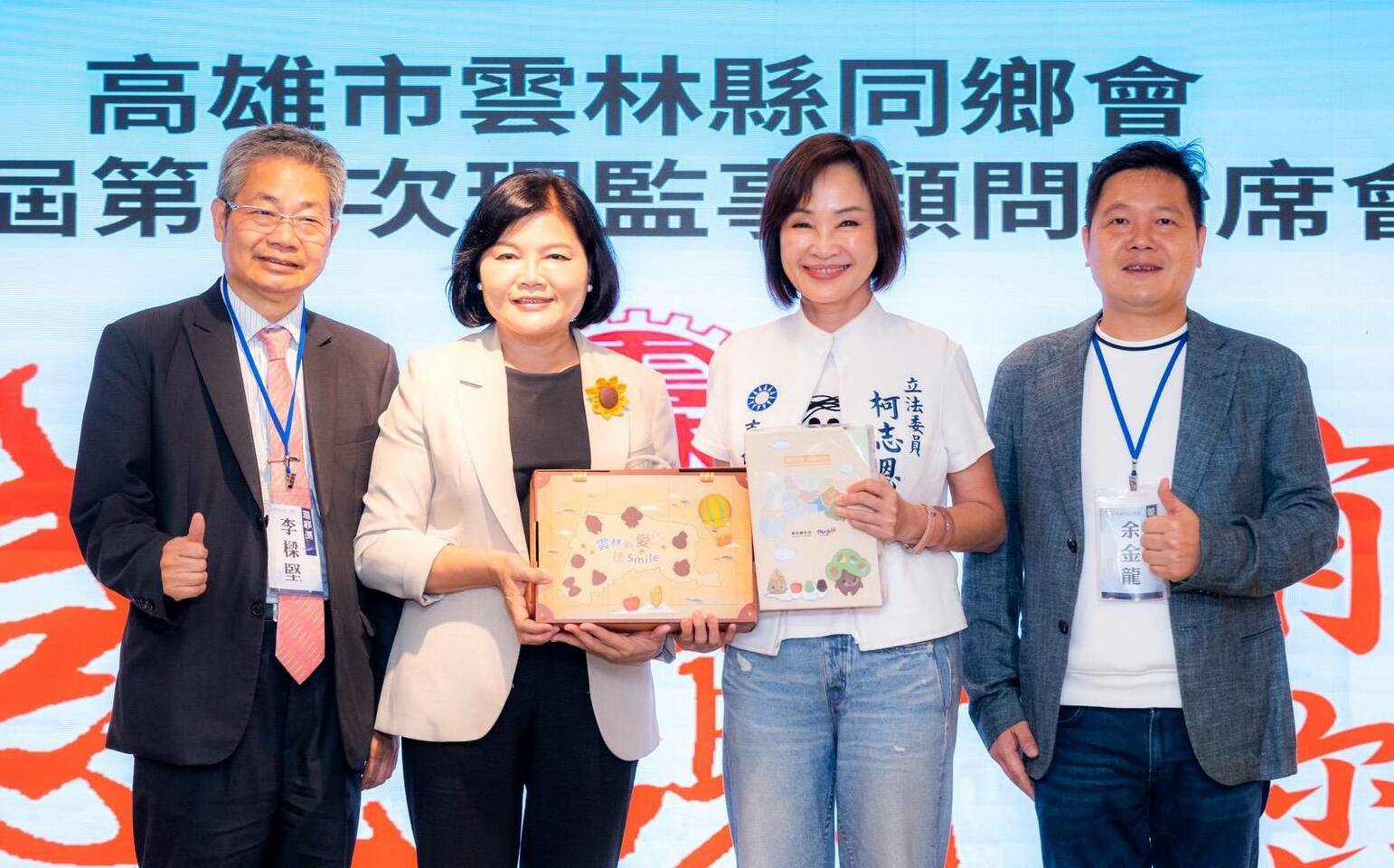 張麗善南下高雄贈品格繪本 讚柯志恩比對手更注重教育