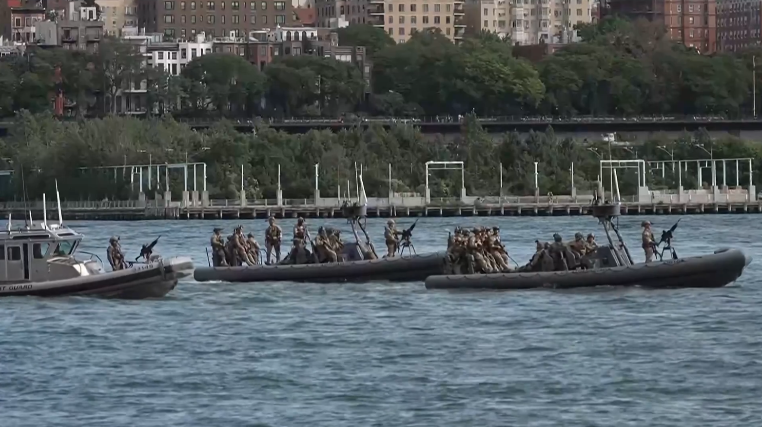  美國海岸警衛隊出動全副武裝的反恐小組在水域進行高度戒備與巡邏，保障川普出席聯合國大會的安全。 圖:翻攝自 X @Csmagadoni91606 