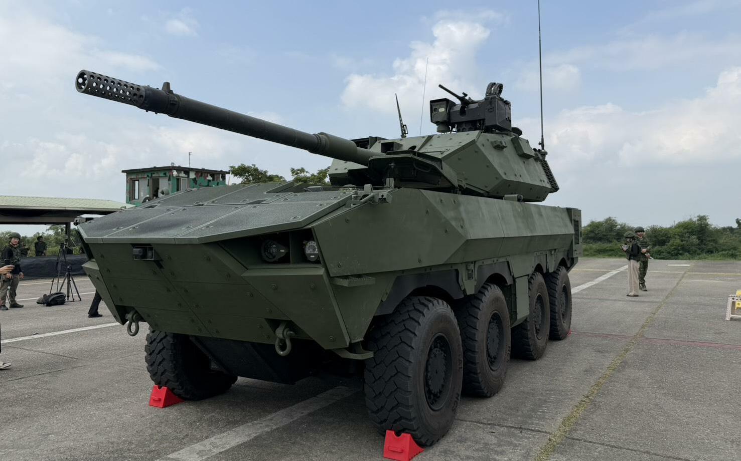 (影) 105公厘輪型戰車首秀竟「卡彈」 陸軍笑稱:今天運氣蠻好的
