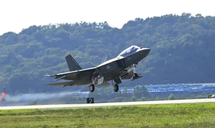  韓國自製的KF-21戰機起飛。 圖 翻攝自環球戰略解讀 