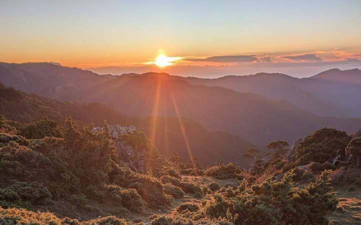 秋分正式報到!鄭明典曬「橘紅日出」美景 提醒秋老虎還在