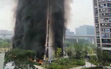 (影)黑煙「吞」大樓?!杭州西湖住宅火警 電動腳踏車充電惹禍