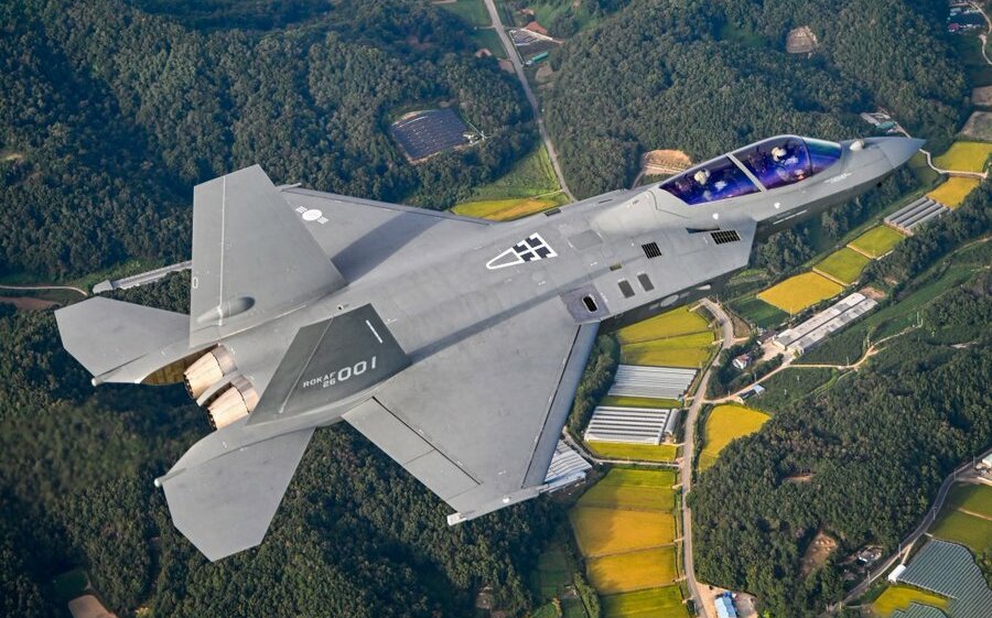 25年磨一劍!韓國「紫鷹」正式入列 首架自製量產KF-21交付