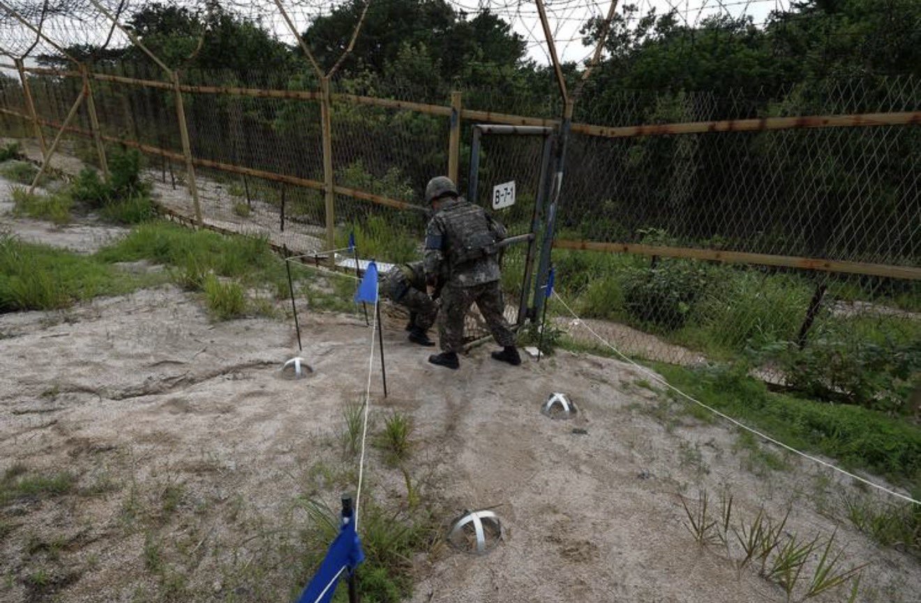  誤踩地雷的南韓官兵中，其中 1 位校級軍官腿部被炸斷、另有 1 人重傷、 1 人輕傷。 圖:翻攝自 X @MAGAsFix 
