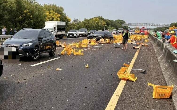 國道3號聯結車自撞!南、北向車道成「啤酒海」 釀13車事故4人受傷