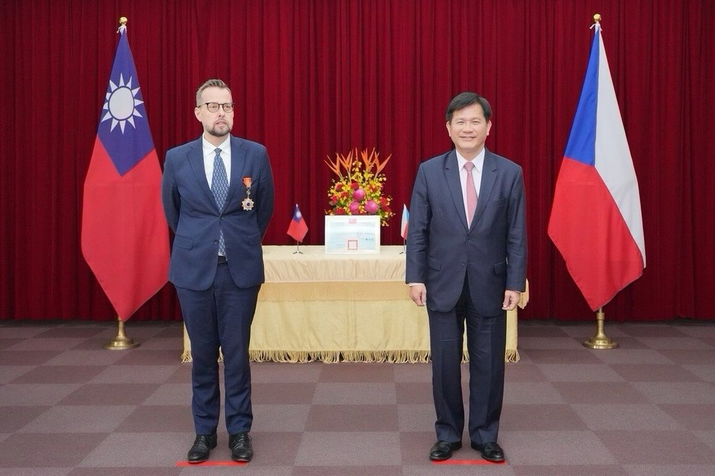 林佳龍頒特種外交獎章 捷克代表:銘記台灣社會特質