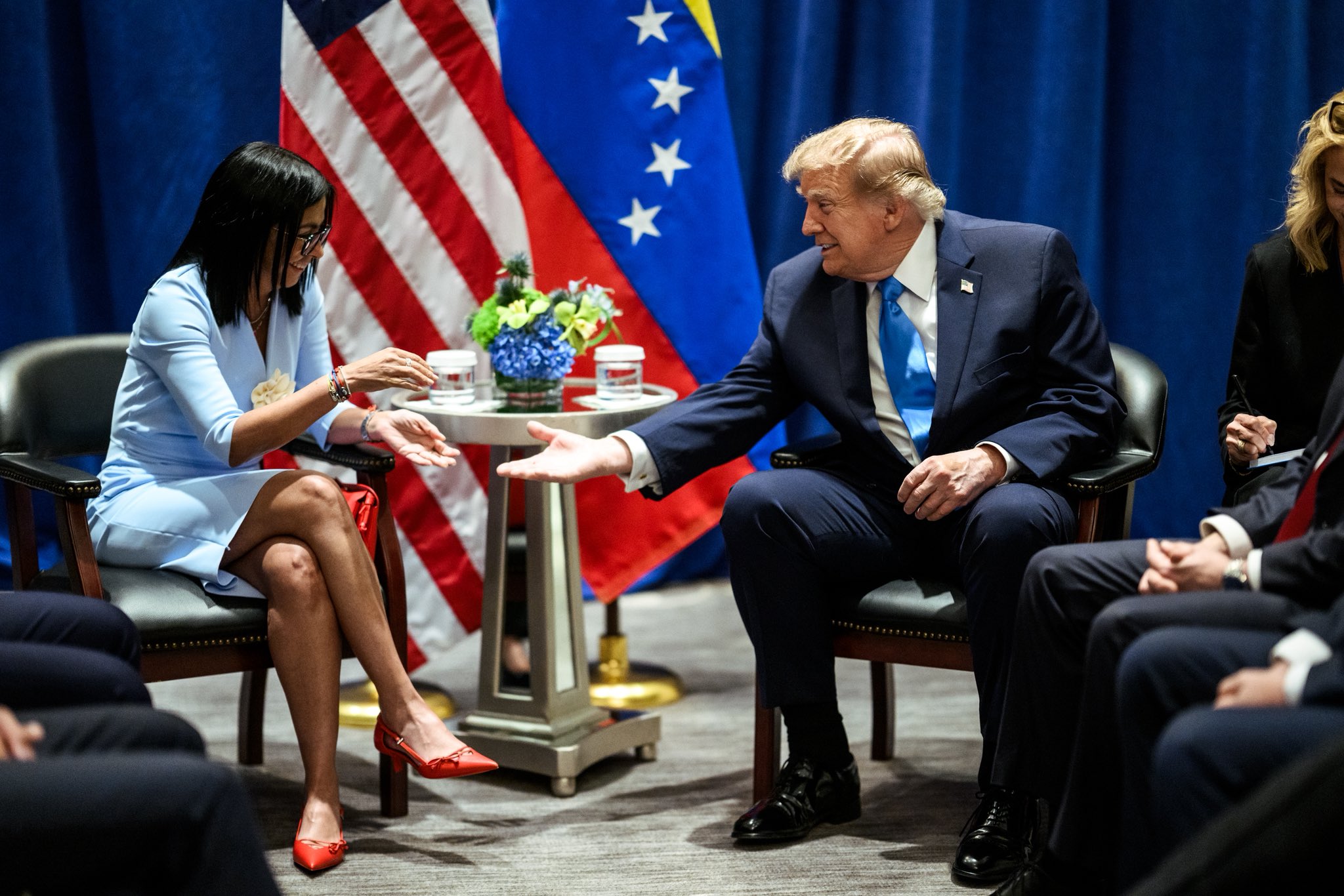 羅德里格斯就任代總統後首次訪問美國，也是她與川普首次面對面會談，雙方討論能源、礦業、安全等領域合作，顯示美委關係持續出現變化。 圖:翻攝自X帳號@victoramaya