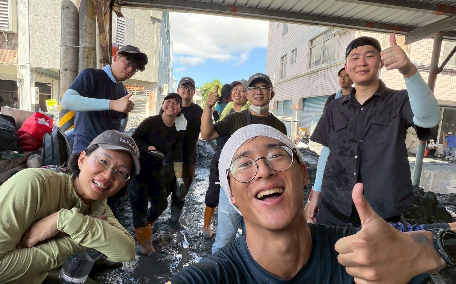 (影)馬太鞍洪災一周年 部落青年感謝蘇巧慧媒合企業協助重建