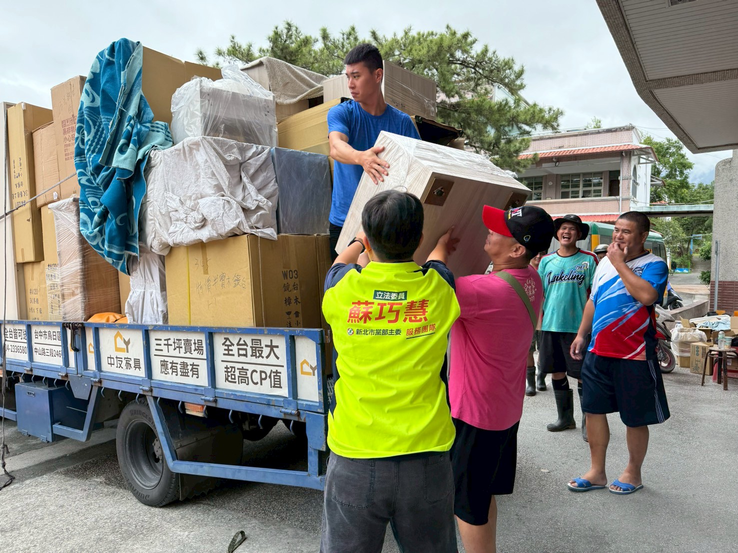  送家具到fata’an部落自救會。 圖：蘇巧慧競辦提供 