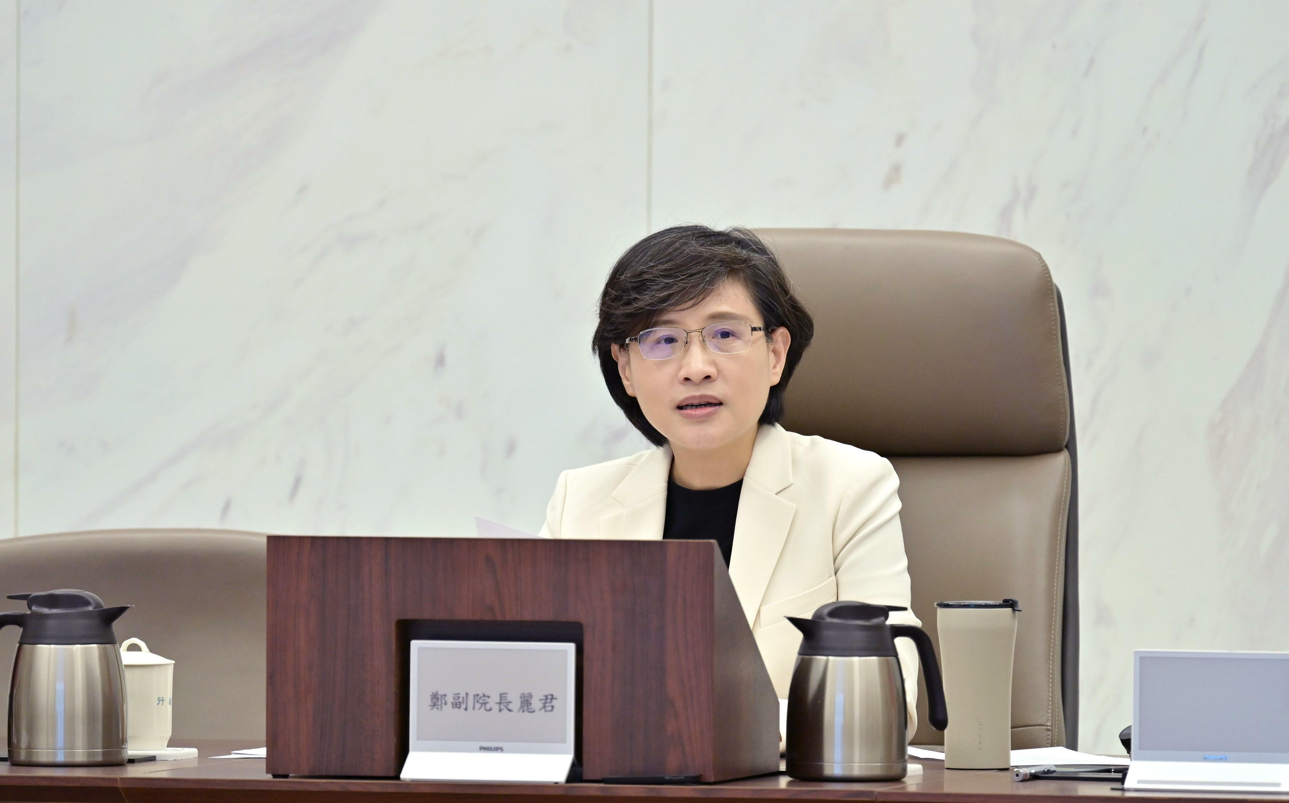 鄭麗君主持消保會第100次會議 要求落實奶嘴夾標示、預售屋查核並強化AED管理