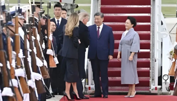  中國國家主席習近平與夫人彭麗媛到美國進行國是訪問，美國總統川普與夫人梅蘭妮雅親自到機場迎接。 圖 : 翻攝自新華網 