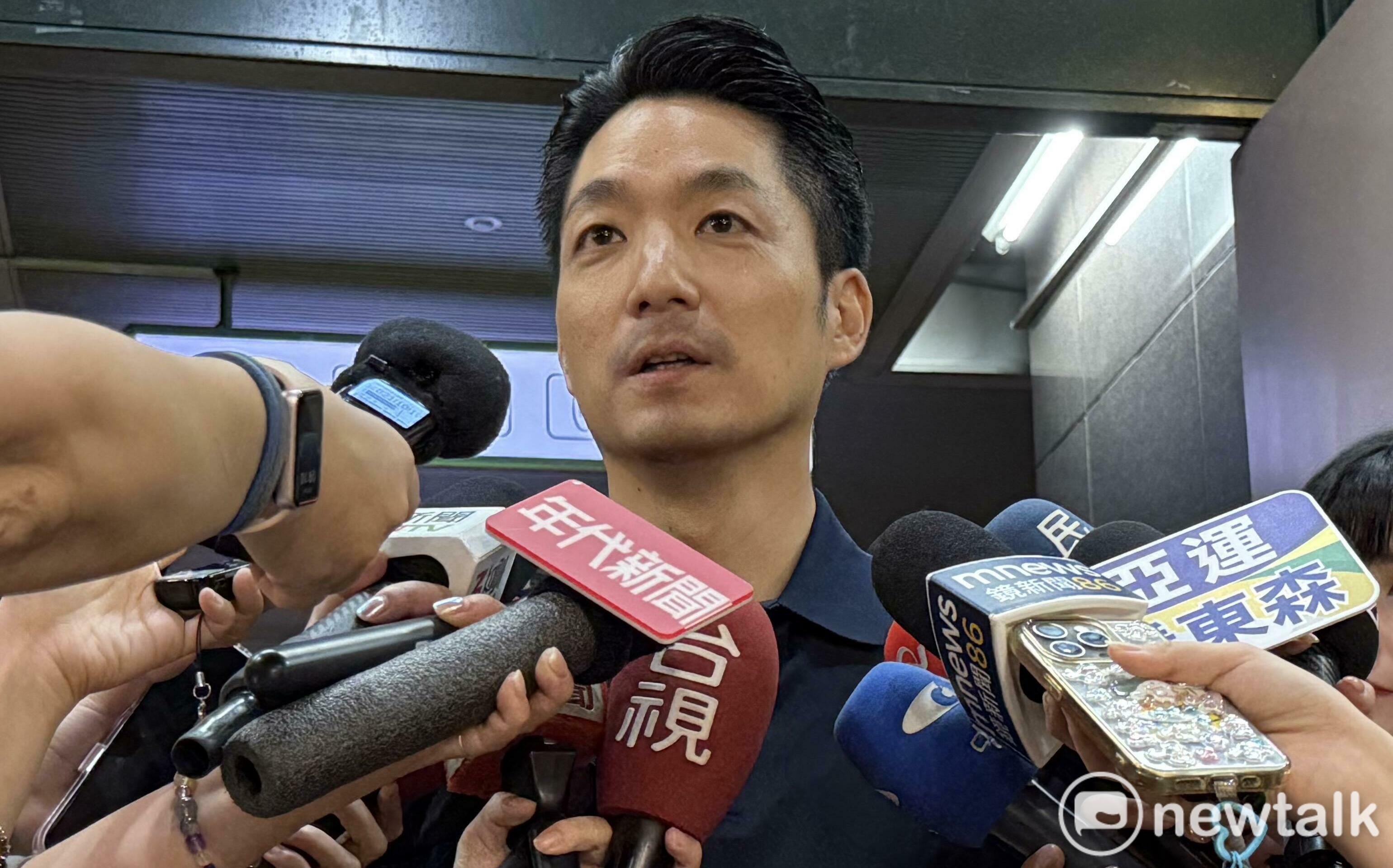 九把刀拿分組報告比蔣萬安、沈伯洋 蔣搬大巨蛋、輝達政績回應