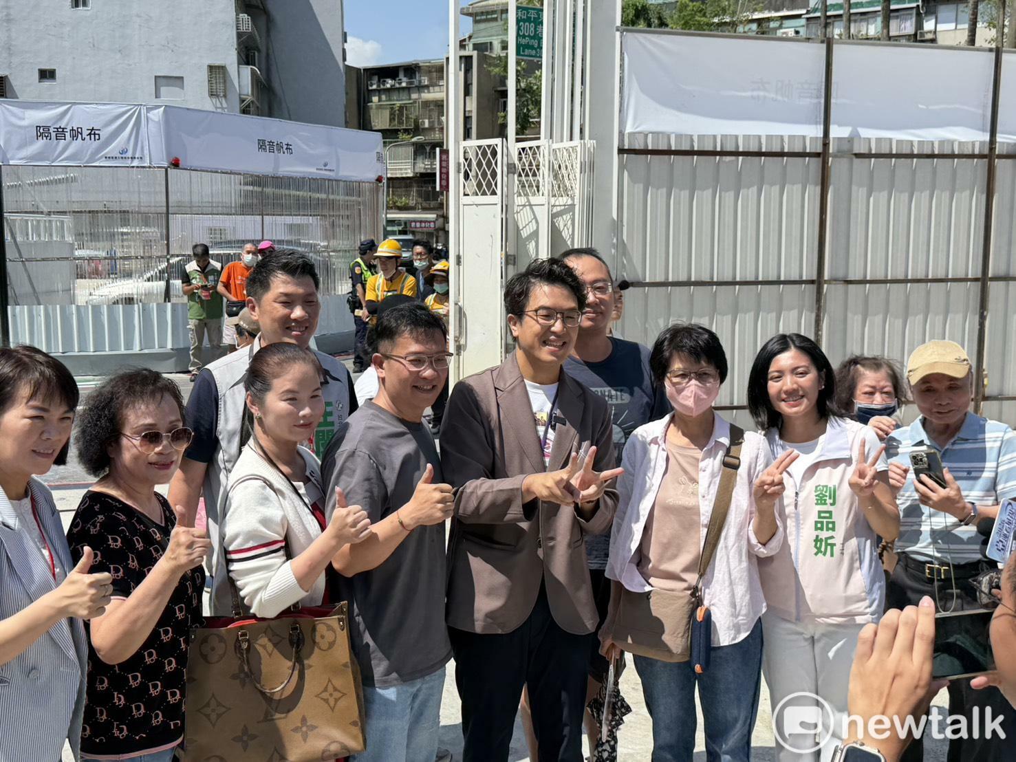  沈伯洋與民眾簽名合影。 圖：高逸帆／攝 