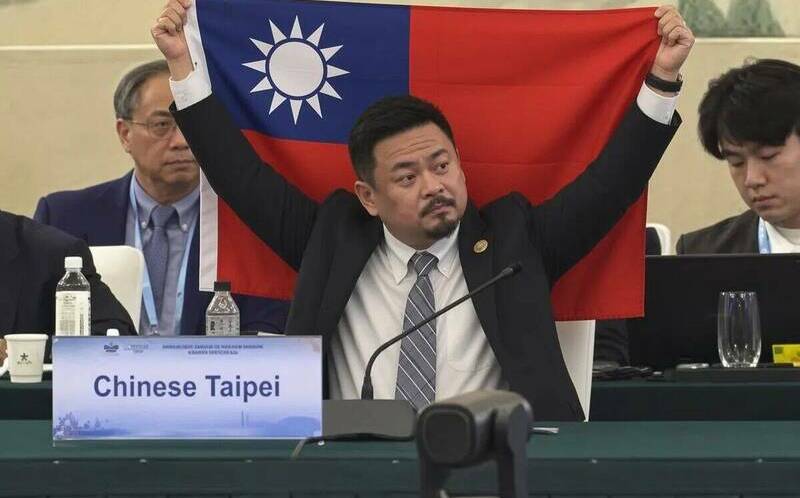網友秒戳破「洪申翰APEC舉國旗」是AI假照片 梁文傑:是要幹嘛?