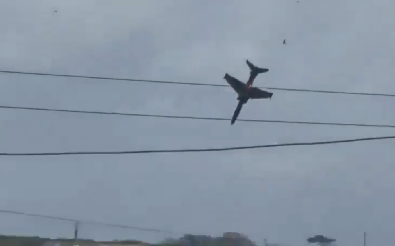 (影) 英皇家空軍教練機墜毀! 兩飛行員彈射逃生 現場引發大爆炸