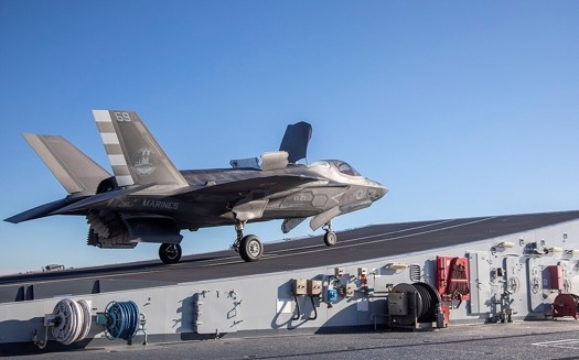 陸空大對決!F-35B閃電ⅡVS.法拉利SF90 義大利海軍10月11日比「加速」