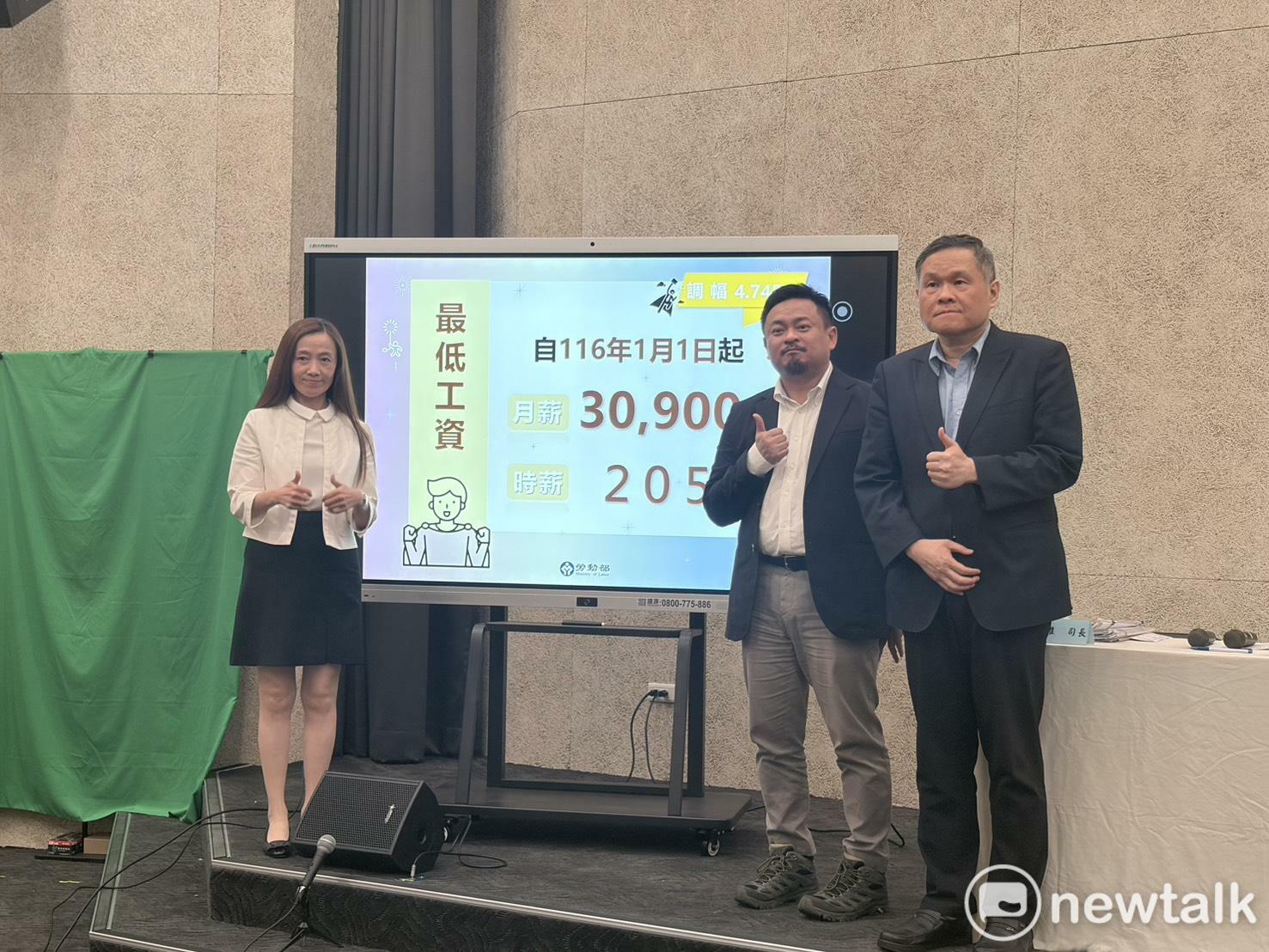  最低工資審議會今（24）日拍板，自明（116）年起，每月最低工資由 29,500 元上調至 30,900 元；每小時最低工資由 196 元也上調至 205 元。 圖：李宣萱／攝 