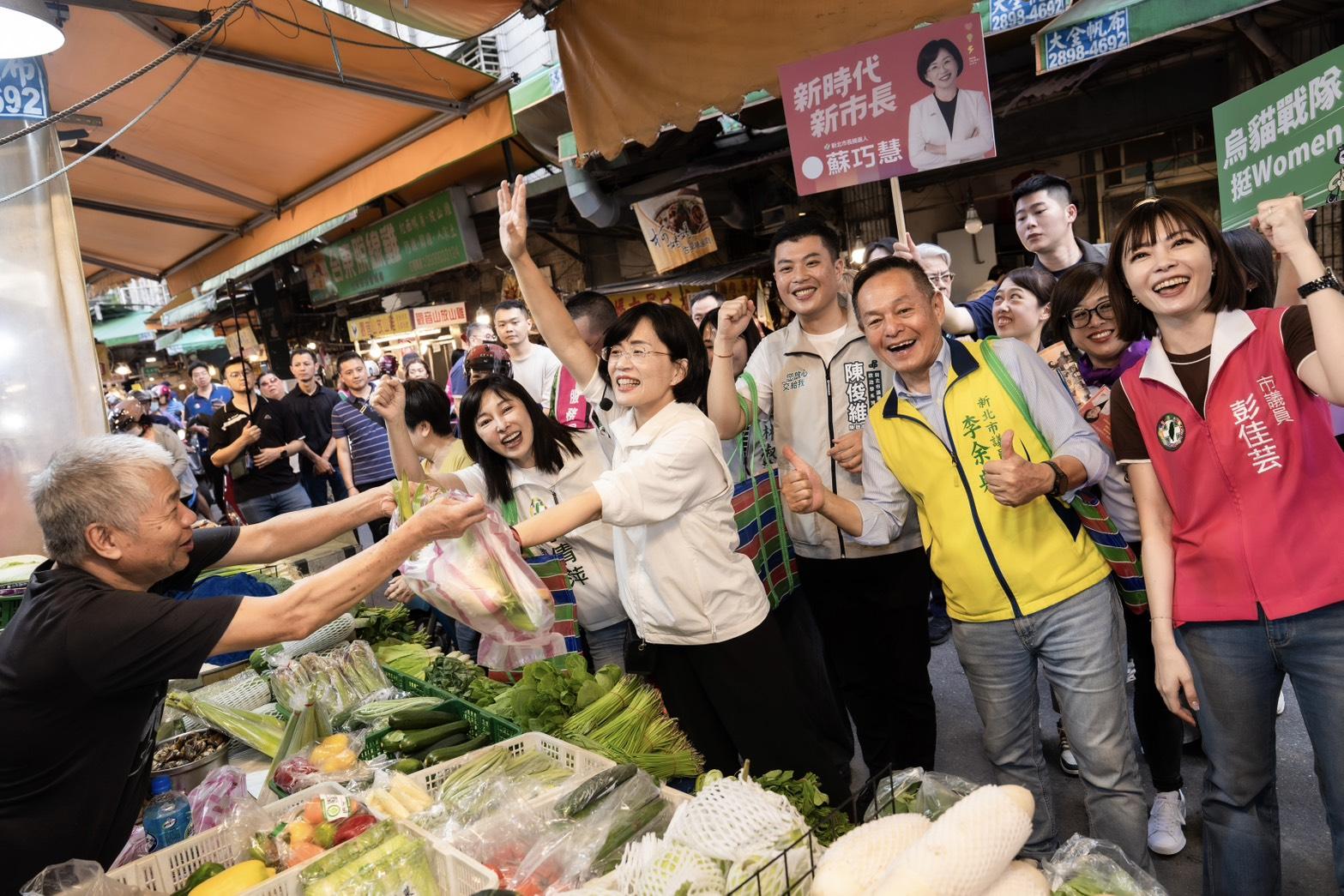  蘇巧慧到蘆洲黃昏市場掃街，沿途有攤商送上菜頭、粽子，祝福蘇巧慧「包中！」、「好彩頭！」 圖：蘇巧慧競總提供 
