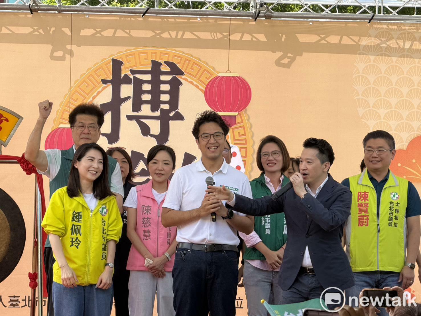  沈伯洋出席「葫蘆堵海光宮中秋搏餅活動」，何志偉、林世宗、鍾佩玲、陳慈慧、陳賢蔚、林延鳳等人與會。 圖：高逸帆／攝 