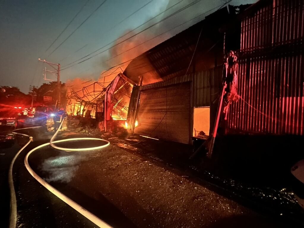 台南永康回收場深夜大火 延燒臭豆腐工廠無人傷亡