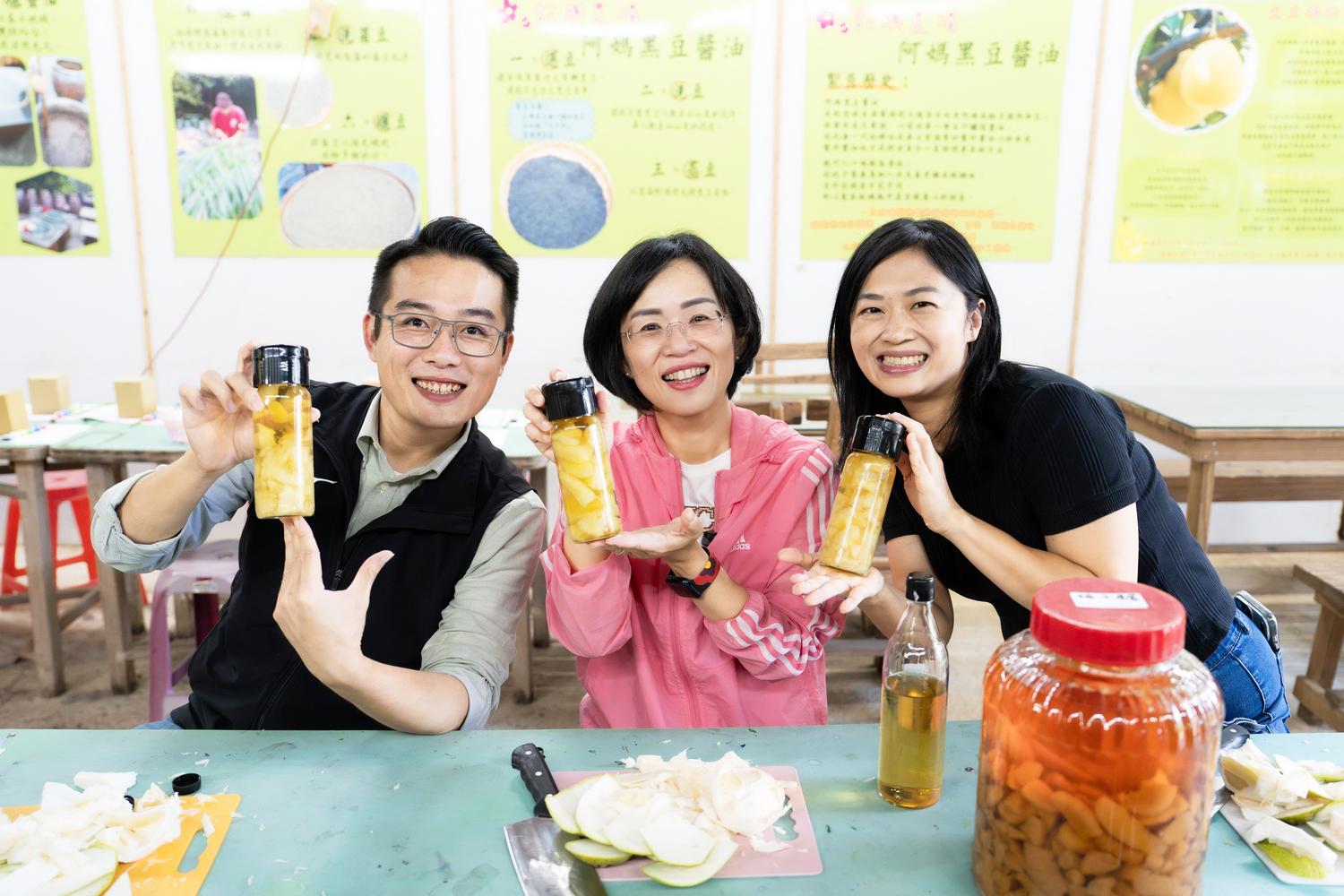  新北市長候選人、立法委員蘇巧慧和新北市議員鄭宇恩、議員候選人游明諺拿著柚子醋的成品祝大家中秋快樂。 圖：蘇巧慧競總提供 