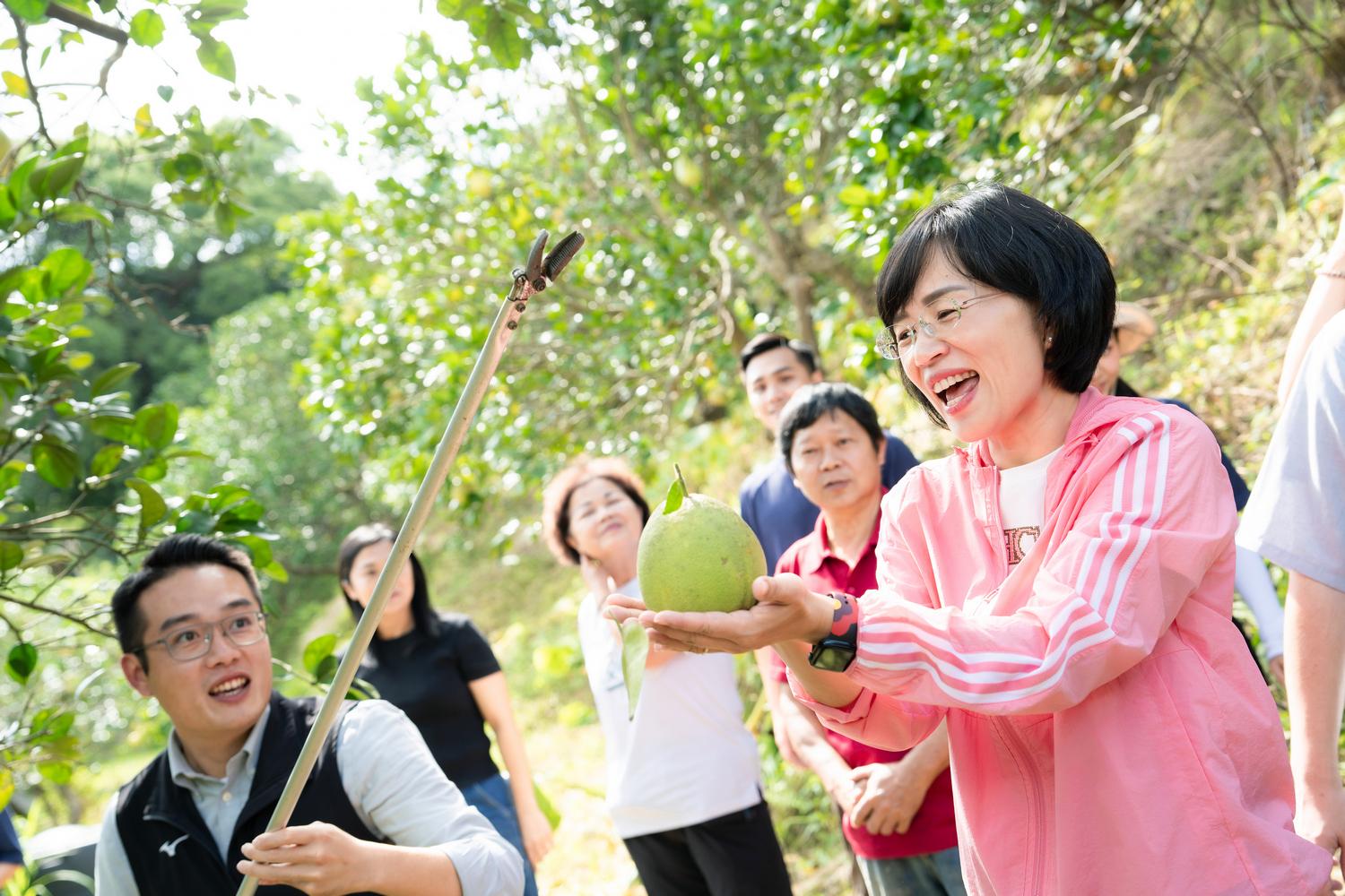  蘇巧慧總算找到一顆「平易近人」的柚子。 圖：蘇巧慧競總提供 