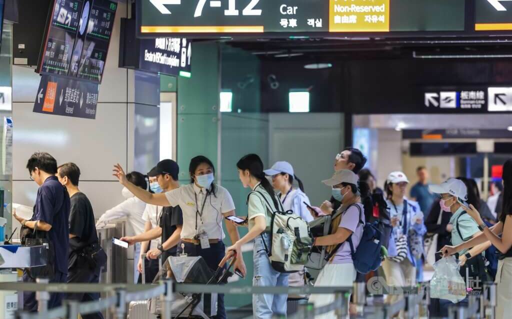 中秋教師節連假前夕爆人潮 高鐵籲保持上下車動線暢通