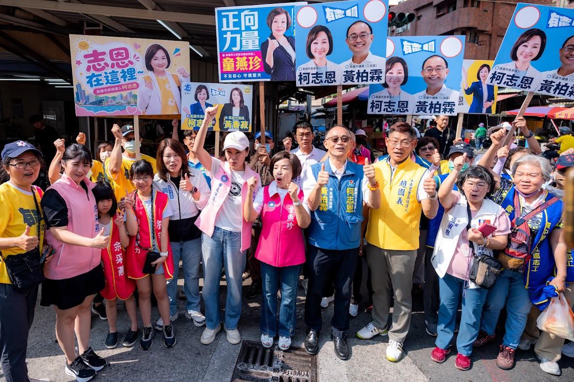 中秋連假首日傳統市場拜票 婆婆媽媽向柯志恩「討抱抱」
