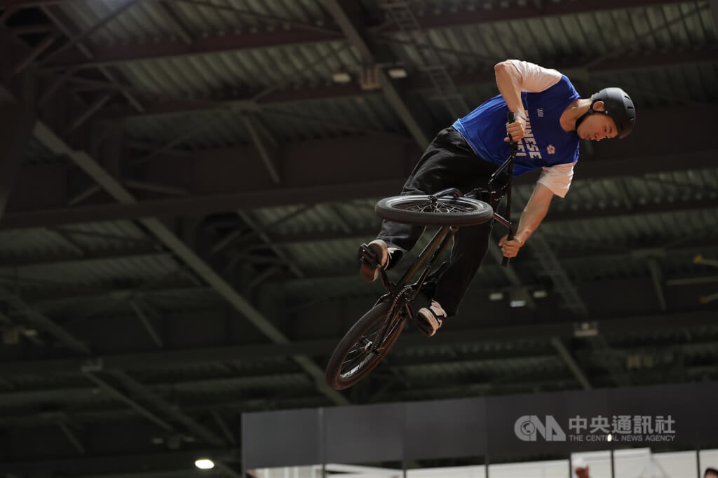 鄭喬鴻闖亞運BMX自由式決賽 秀Team Taiwan手勢