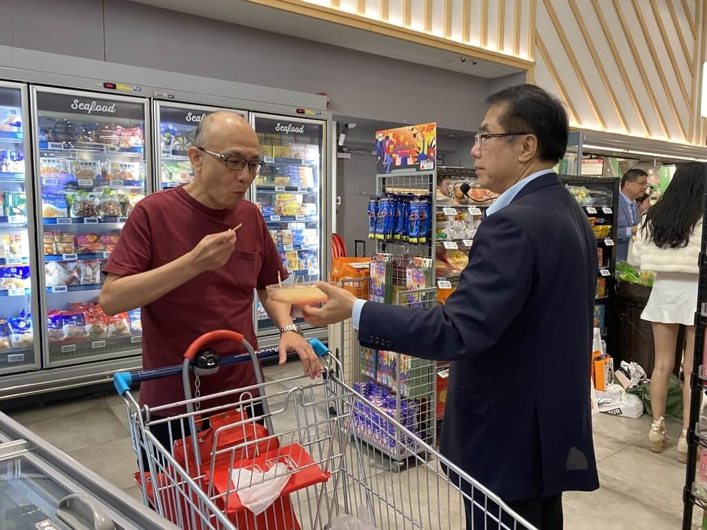 台南文旦新加坡超市上架試吃 黃偉哲到場推廣