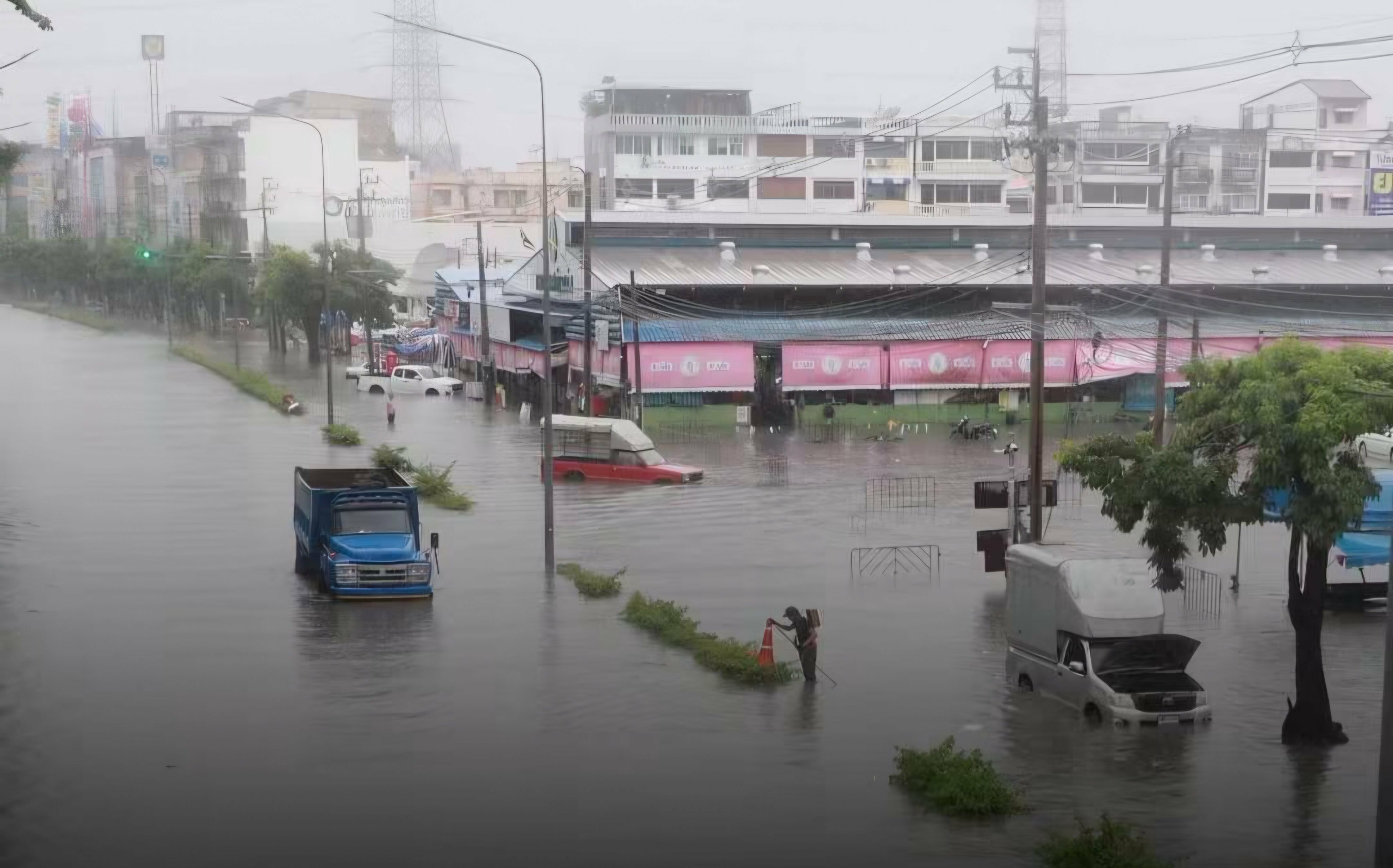 泰國曼谷暴雨災情擴大!50行政區全列災區、民眾恐慌湧現搶購潮