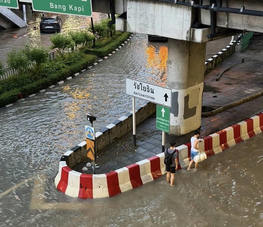 曼谷暴雨積水未退 28日學校停課、市府人員可居家辦公