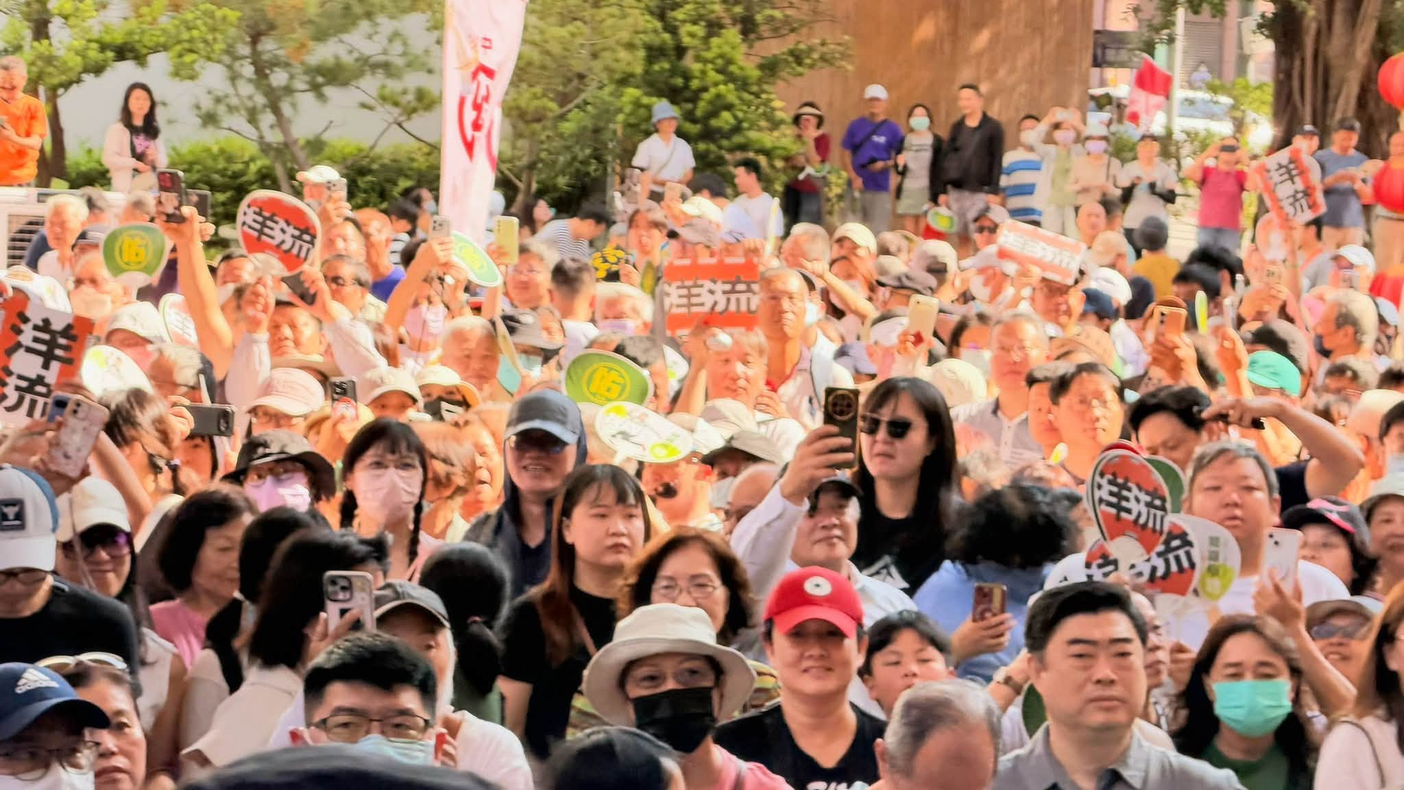  現場擠滿支持者爭相拍下沈伯洋的畫面。 圖：謝志忠/提供 