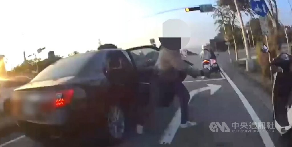 台中移工駕車拒檢警破窗 4乘客逃逸