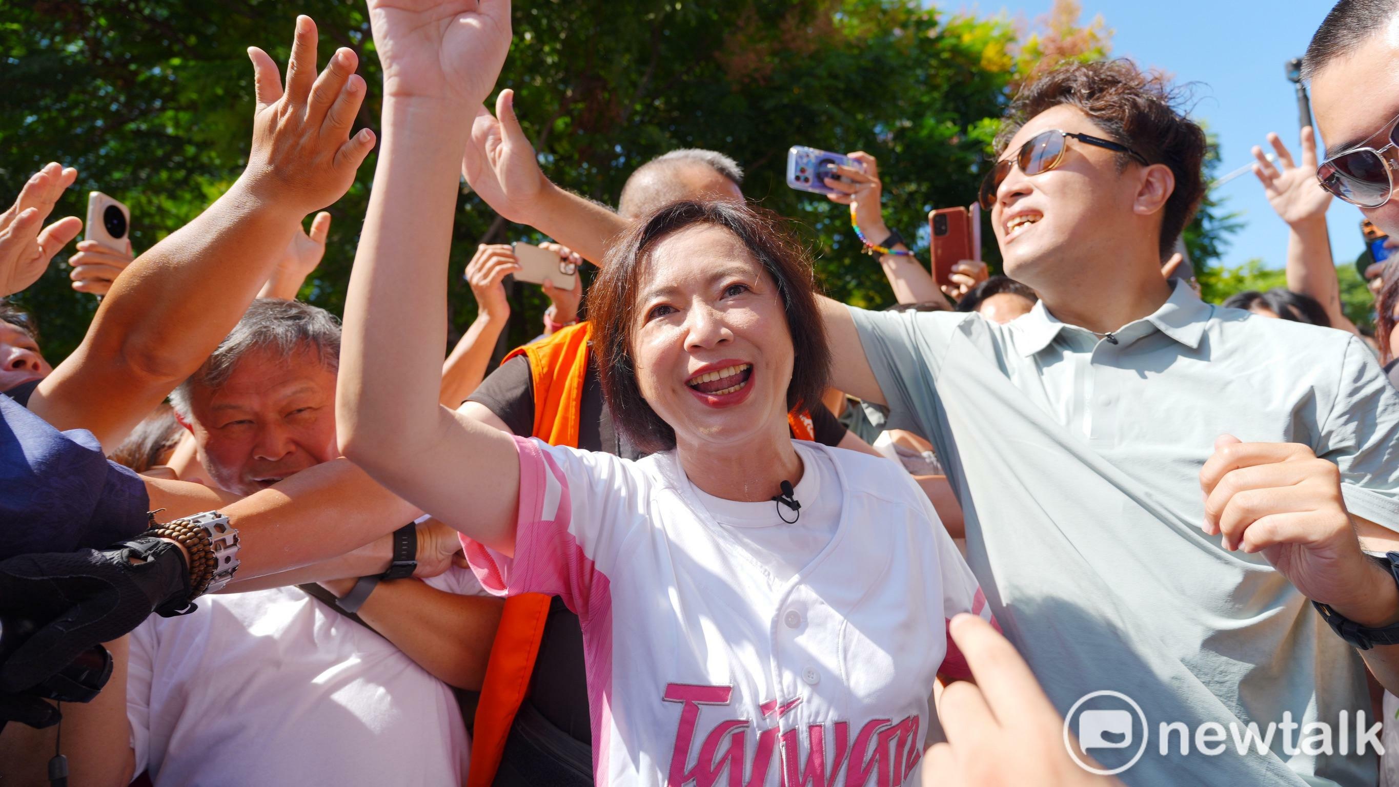  民進黨台北市長參選人沈伯洋日前將「洋流」帶到台中，與台中市長參選人何欣純合體走讀「洋流會欣潮」，沒想到一個雞蛋糕沾辣椒醬的吃法意外引發話題。 圖：唐復年/攝 