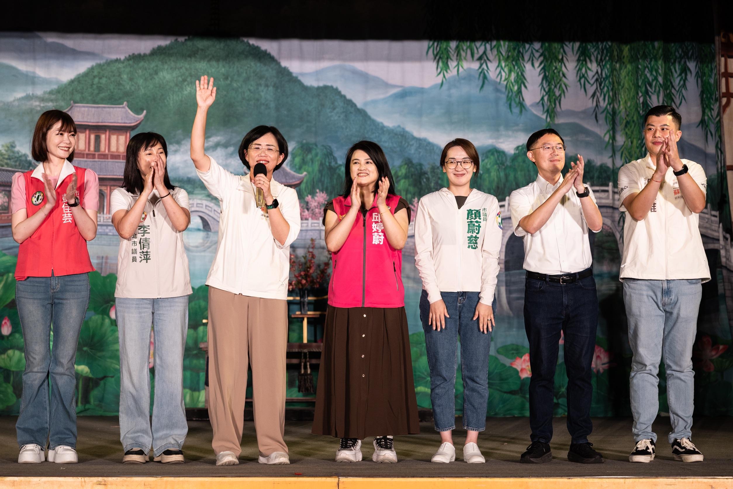  立法委員李坤城、新北市議員李倩萍、邱婷蔚、彭佳芸、顏蔚慈、李余典，新北市議員候選人陳俊維皆出席今（27）天的活動。 圖：蘇巧慧競總提供 