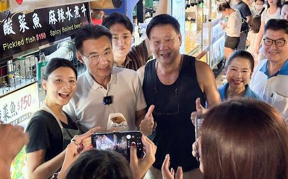 合體同黨戰友狂掃大慶夜市!江啟臣尬陀螺化身「戰鬥啟臣」嗨翻現場