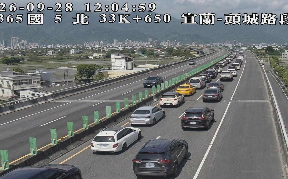 國5紫爆時速僅19K!中秋連假收假北返大癱瘓 國道疏導管制措施一次看