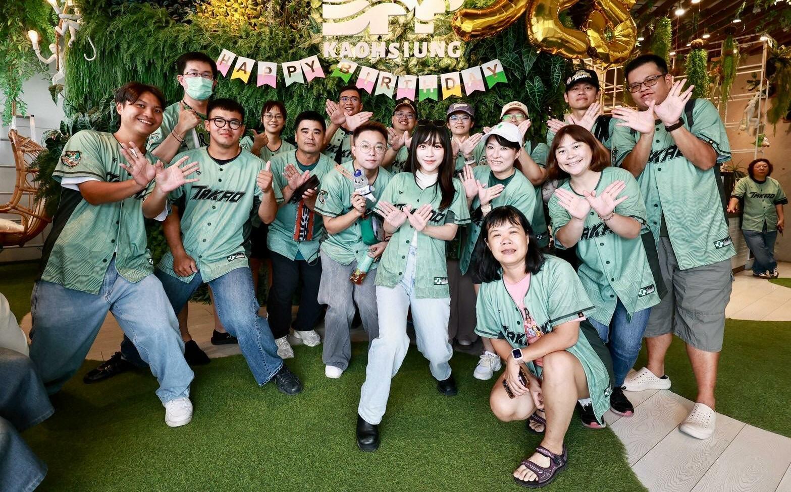 民進黨40生咖高雄人氣爆棚 黃捷用創意串起跨世代熱情