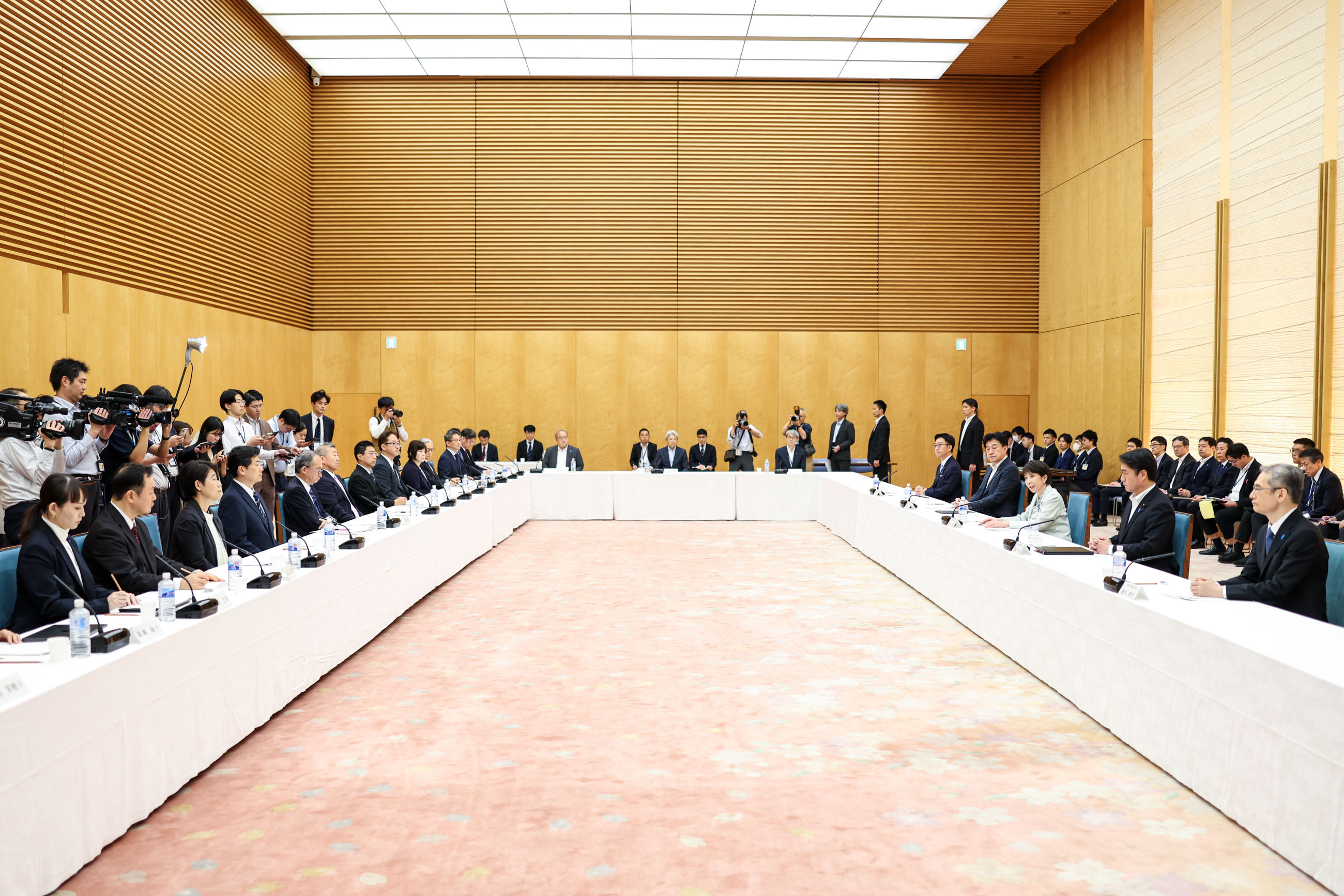  在首次「有關強化情報功能的專家會議」中，與會者認為，由政府制定之「國家情報戰略」以及「防止來自外國不當干預的措施」將優先討論。 圖：翻攝自首相官邸官網（資料照） 