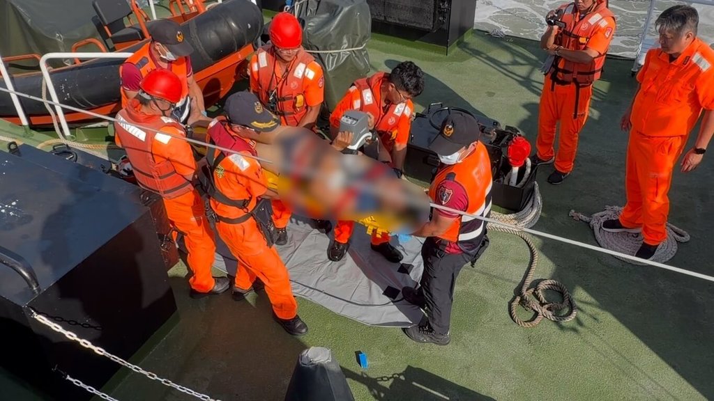 澎湖漁船船長落海昏迷 海巡護送馬公就醫