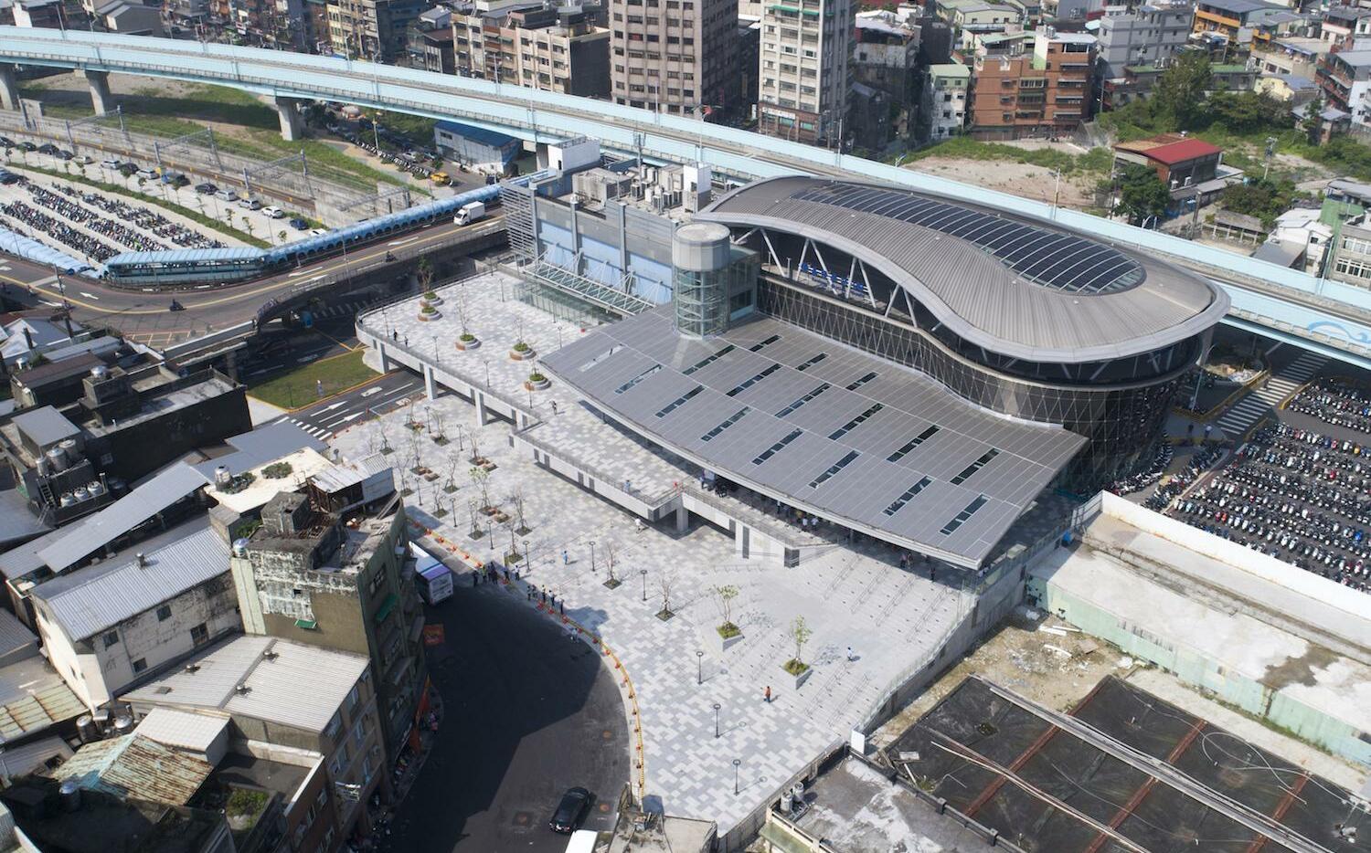 基隆車站大樓下「石塊雨」!砸壞招牌、機車 市議員籲盡速改善