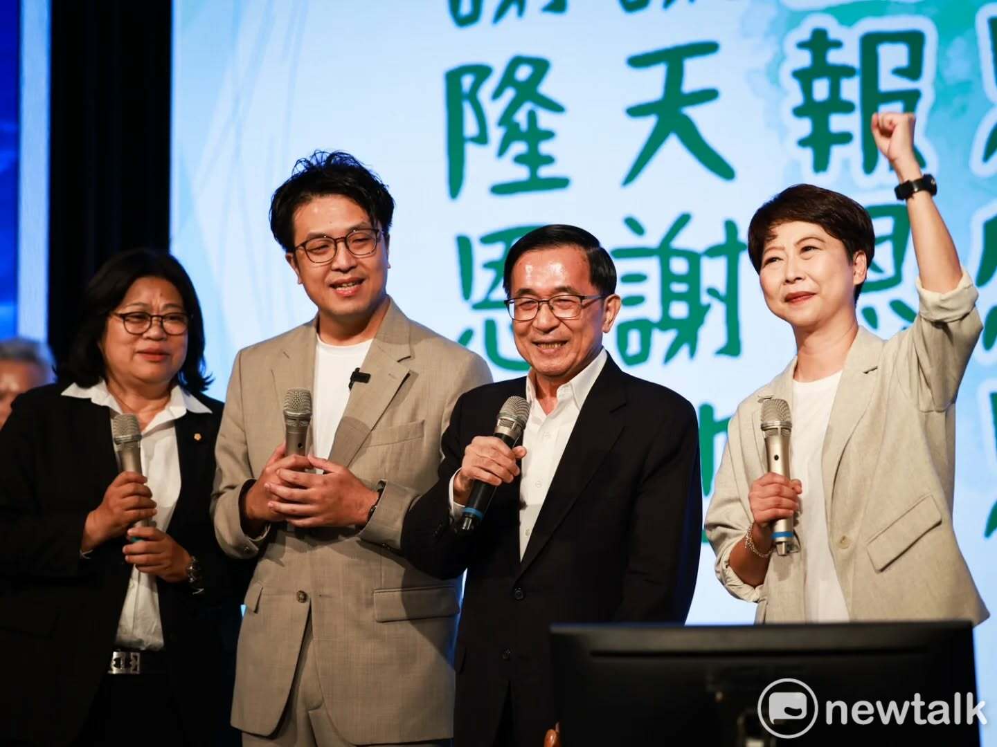 民進黨台南市長候選人陳亭妃與沈伯洋、王美惠合影，陳水扁為他們加油打氣。 圖：陳亭妃辦公室提供 