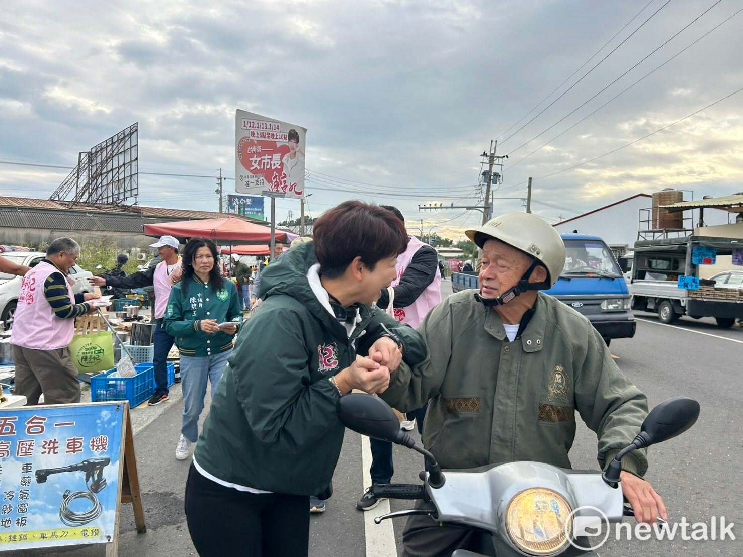  陳亭妃親切與民眾握手致意。 圖：陳亭妃辦公室提供 