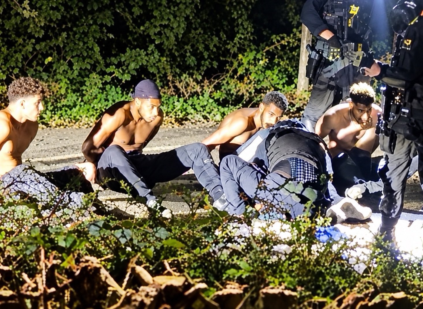 英國警方 27 日逮捕 5 名男子，起初以涉嫌違反《爆炸物法》拘留，之後進一步以涉嫌準備發動恐怖攻擊將其逮捕。 圖:翻攝自X @Dustbintheory
