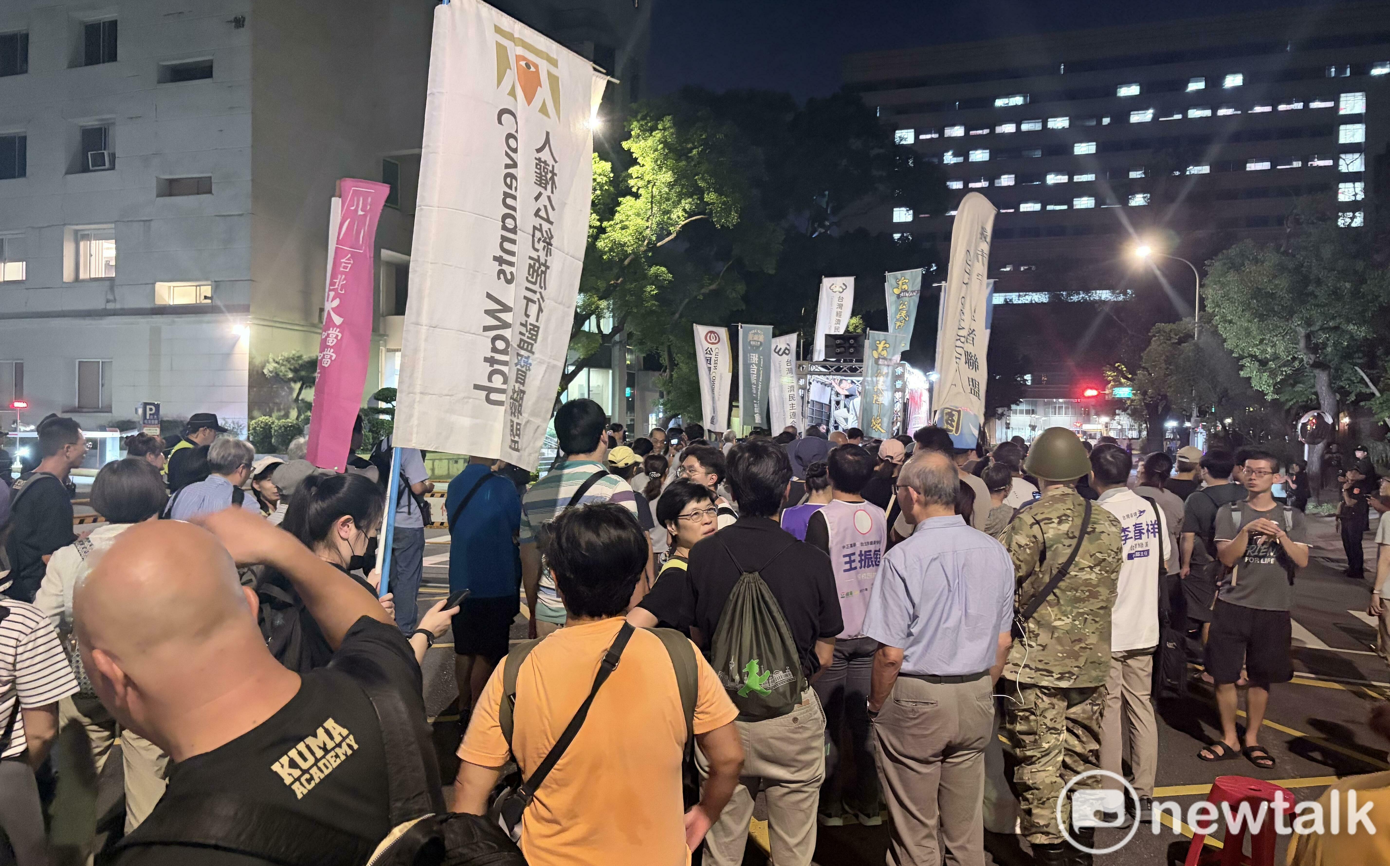 39民團夜圍立院遊行 要求新會期勿癱瘓機關、拖追加預算
