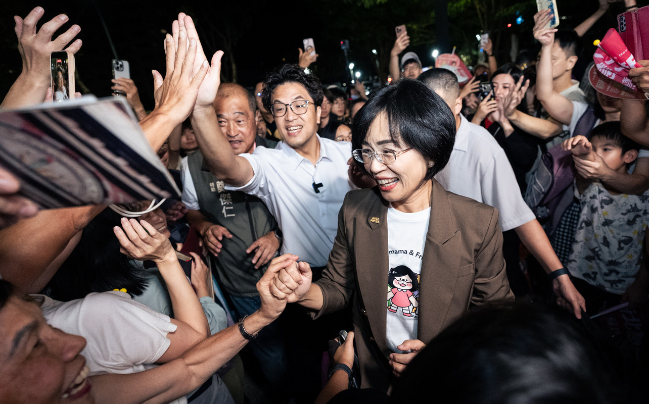 蘇巧慧、沈伯洋同框暢聊留學生活、城市願景 上千民眾大喊「洋流慧聚,雙北雙贏」相迎