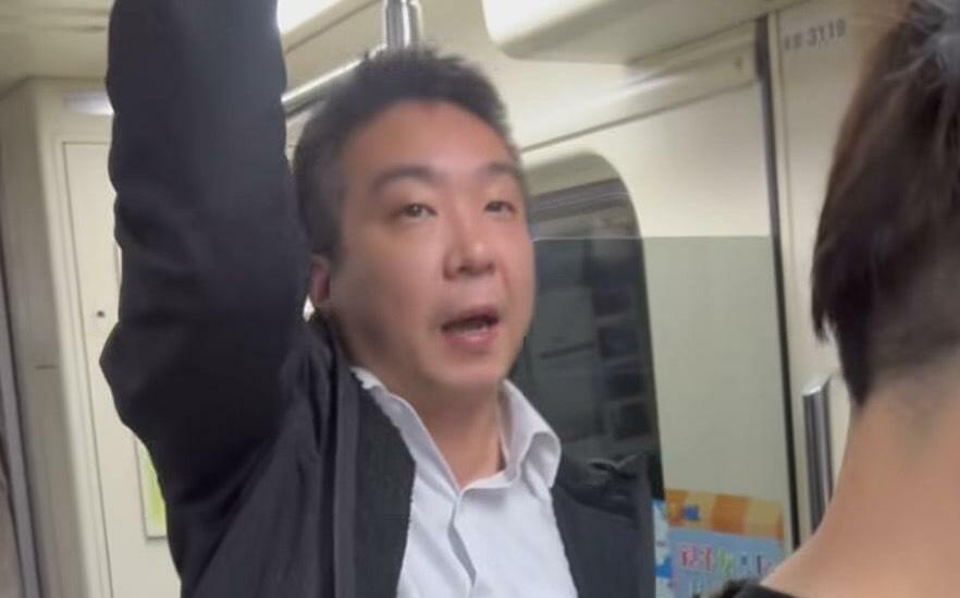 藍白粉咒沈伯洋女兒「遇到小燈泡」惹議!林男遭起底捷運飆罵綠全家死光光 乘客全看傻